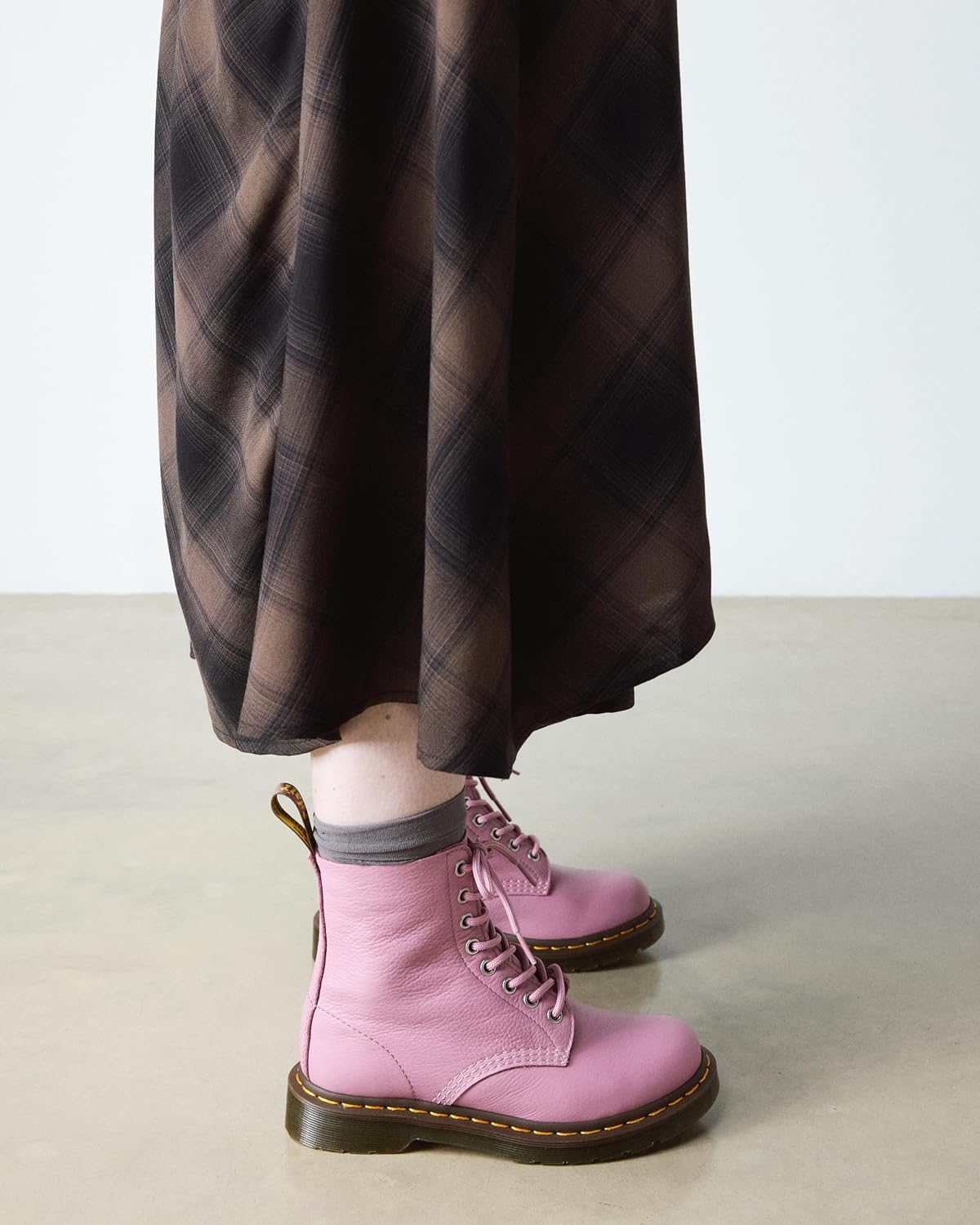 Dr. Martens Unisex 1460 Leather 8 Eye Boot Dusty Rose Virginia